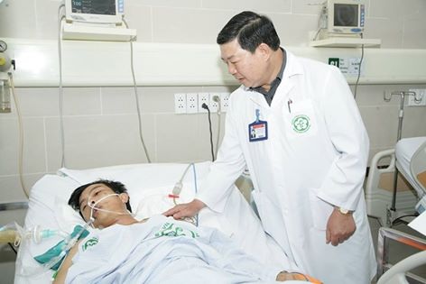 Tình trạng sức khỏe nạn nhân vụ sập giàn giáo đã kiểm soát được - 1 PGS.TS Nguyễn Quốc Anh, Giám đốc BV Bạch Mai thăm bệnh nhân đang được