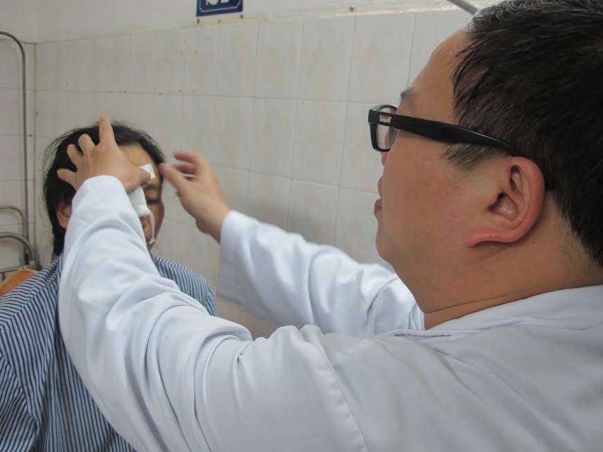 Mù mắt vì bất cẩn trong lúc móc dây chun buộc hàng - 1 Mắt phải của bệnh nhân mù hoàn toàn do móc nhọn của dây buộc hàng móc vào. Ảnh: T.A