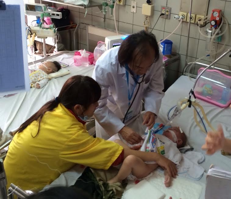 Mỗi sáng, các bác sĩ đều đi buồng, thăm khám cho những bệnh nhân nặng. Ảnh: H.Hải