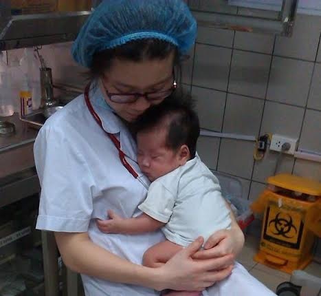 Cậu bé bị đẻ rơi bên bụi chuối nhận được nhiều sự ủng hộ của bạn đọc - 2 Nhập viện khi còn là cậu bé 2,7kg, nay đã gần 2 tháng bé lên hơn 5kg.