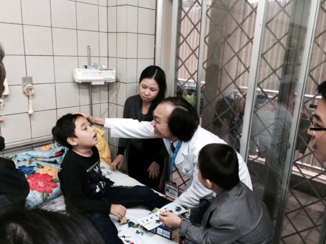 Sự chăm sóc của bán bộ y tế luôn hướng tới mang đến sự hài lòng cho người bệnh. Ảnh: H.Hải