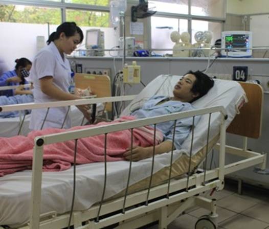 Hòa Bình: Một gia đình 2 người chết, 3 người nguy kịch vì ăn nấm độc - 1 Một trong ba ca ngộ độc nấm đang điều trị tại Trung tâm chống độc BV Bạch Mai.