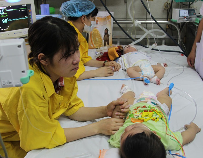 Vẫn căng thẳng vắc xin dịch vụ! - 2 Vụ dịch sởi năm 2014 nhiều trẻ mắc bệnh vì đến tuổi tiêm chủng nhưng bé chưa được tiêm