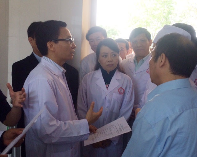 Phó Thủ tướng: Tiêm chủng phải thực hiện thường xuyên, liên tục! - 1 Phó Thủ tướng Vũ Đức Đam, Bộ trưởng Bộ Y tế Nguyễn Thị Kim Tiến kiểm tra công tác
