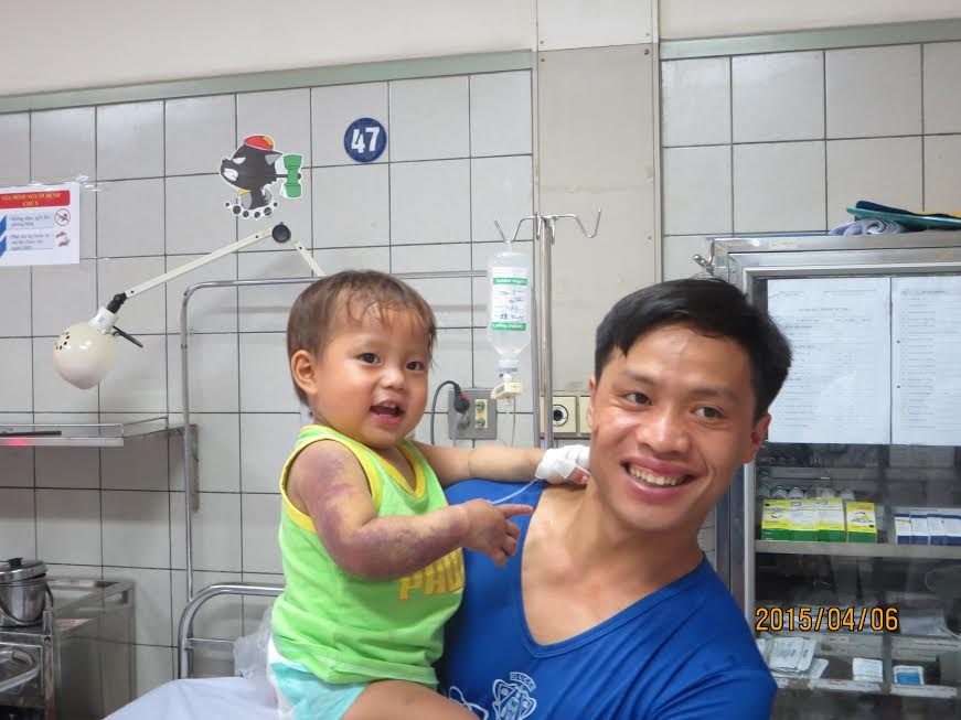 Bé trai 2 tuổi bị rắn cắn đã qua nguy kịch - 1 BV Bạch Mai miễn phí hoàn toàn chi phí điều trị cho cháu bé và miễn phí ăn, ở cho bố mẹ.