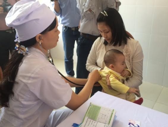 Bắc Giang: Trẻ 2 tháng tuổi bị tim bẩm sinh tử vong sau tiêm phòng - 1 Khám sàng lọc trước khi tiêm phòng vắc xin Quinvaxem cho trẻ tại Trạm Y tế