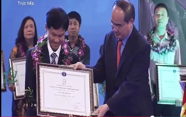 Thuốc nội giúp tiết kiệm hàng nghìn tỷ đồng - 1 Ông Nguyễn Thiện Nhân trao giải cho các đơn vị được vinh danh Ngôi sao thuốc việt lần I.