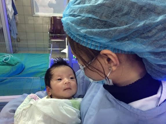 Cậu bé đẻ rơi bên bụi chuối được bố mẹ đẻ đón về - 1 Từ lúc là cậu bé đỏ hỏn, nặng 2,7kg bị suy hô hấp nặng...
