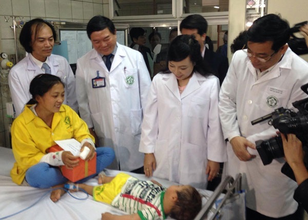 Bộ trưởng Bộ Y tế: Người bệnh là “khách hàng” đúng nghĩa khi đi khám chữa bệnh - 1 Bộ trưởng Bộ Y tế Nguyễn Thị Kim Tiến trong một lần đến thăm bệnh nhi nặng