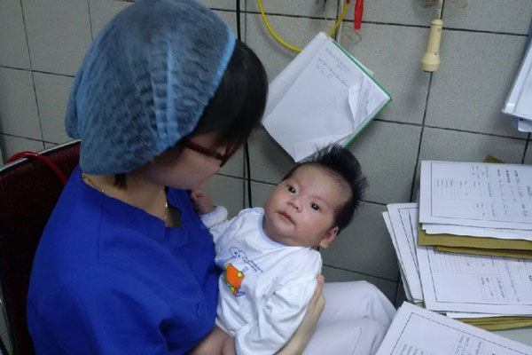 Cậu bé đẻ rơi bên bụi chuối lớn phổng, khỏe mạnh - 4 Ai cũng mong bé An thực sự có một mái ấm hạnh phúc.