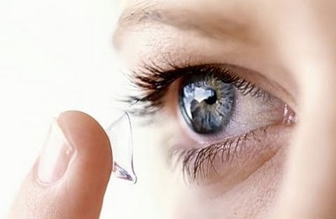 Những nguy hiểm khó lường khi dùng kính áp tròng - 1 Những nguy hiểm cho đôi mắt khi dùng kính áp tròng