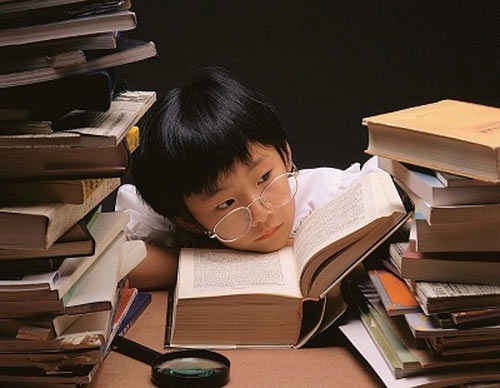 Áp lực học hành, thi cử có thể khiến trẻ có những rối nhiễu tâm trí.