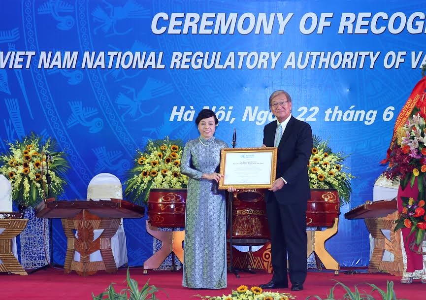 Đại diện WHO trao chứng nhận “Hệ thống quản lý quốc gia về vắc xin của Việt Nam đạt chuẩn quốc tế”