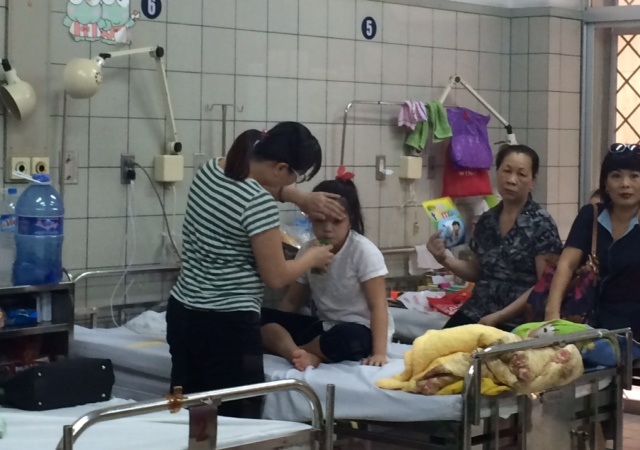 Bộ Y tế cảnh báo viêm não vi rút mùa nắng nóng - 1 Một bệnh nhi viêm màng não vi rút được điều trị tại khoa Nhi (BV Bạch Mai). Ảnh: H.Hải