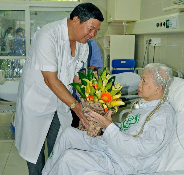 Khoẻ lại dù từng ngừng thở, ngừng tim… 15 phút - 1 Cụ Nguyễn Thị X xuất hiện trong tình trạng sức khỏe ổn định, trí nhớ, nhận thức tốt. Ảnh: Thế Anh