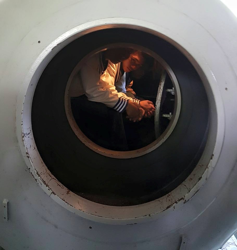 Bộ đội trong buồng áp suất tại Học viện Y học Hải Quân. Ảnh: H.Hải