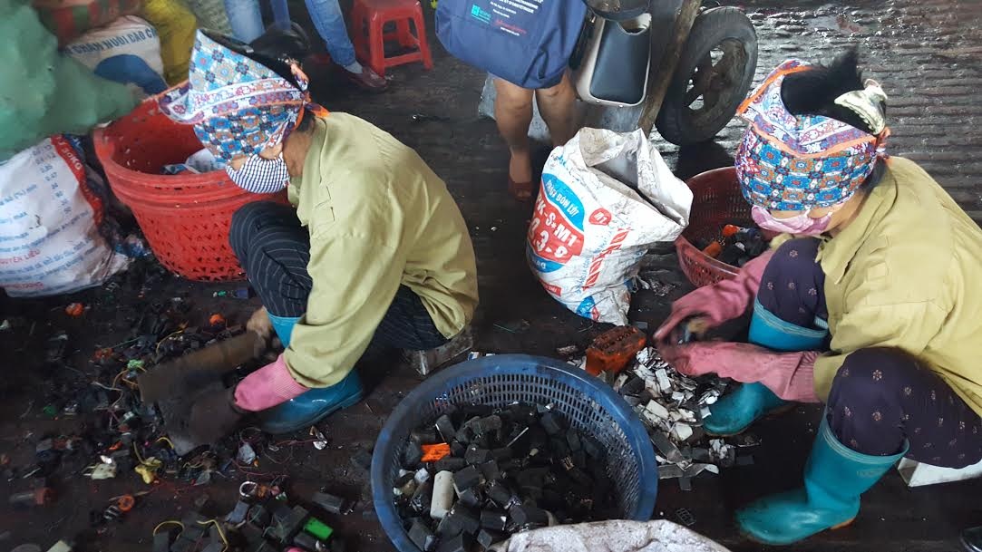 Việc tái chế chì từ bình ắc quy hỏng đã khiến làng Đông Mai bị ô nhiễm chì 