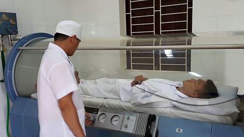 Bệnh nhân được điều trị oxy cao áp. Ảnh: H.Hải