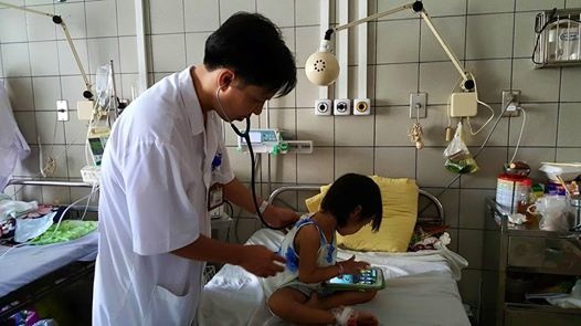 Nằm viện 20 ngày vì một ngụm dầu máy trong chai C2 - 1 Nằm viện 20 ngày vì một ngụm dầu máy trong chai C2