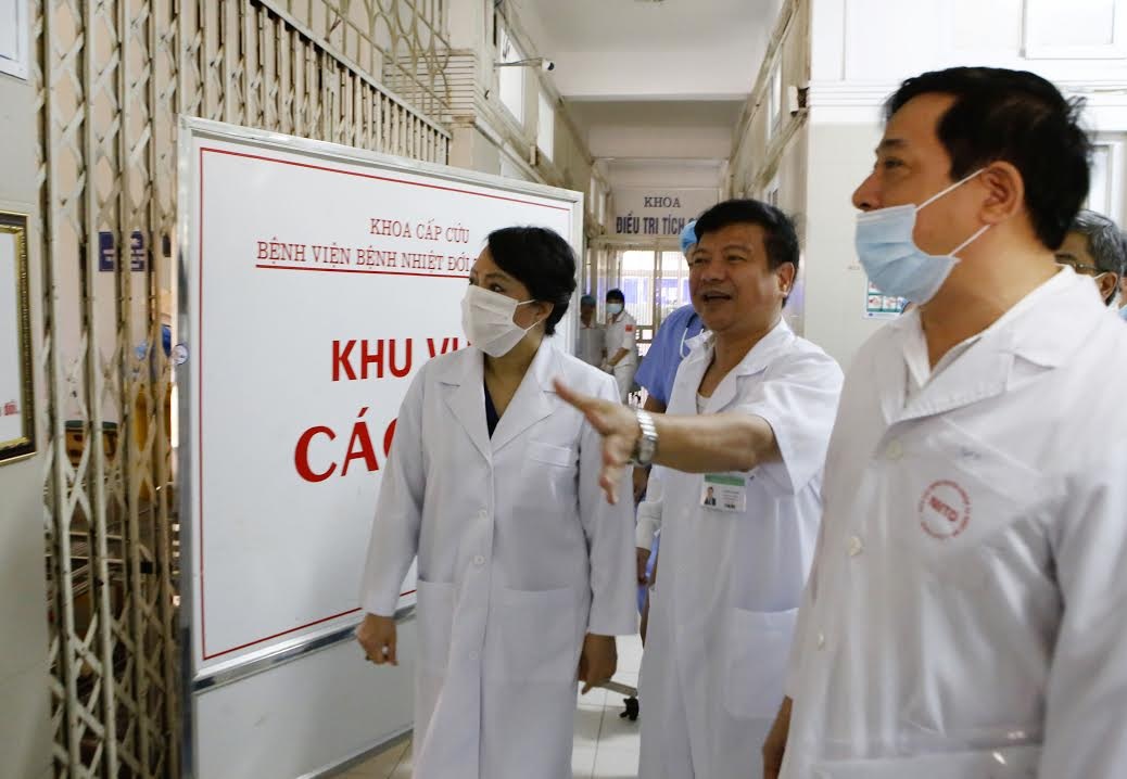 Lập khu cách ly riêng điều trị bệnh nhân MERS – CoV - 1 Bộ trưởng thị sát công tác phòng dịch MERS - CoV tại
