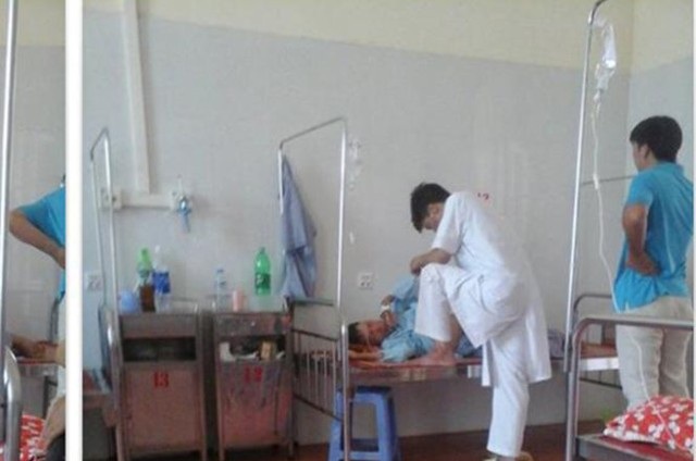 Bác sĩ giẫm chân lên giường bệnh xin từ chức - 1 Dư luận có rất nhiều ý kiến trái chiều về hình ảnh này của bác sĩ H.