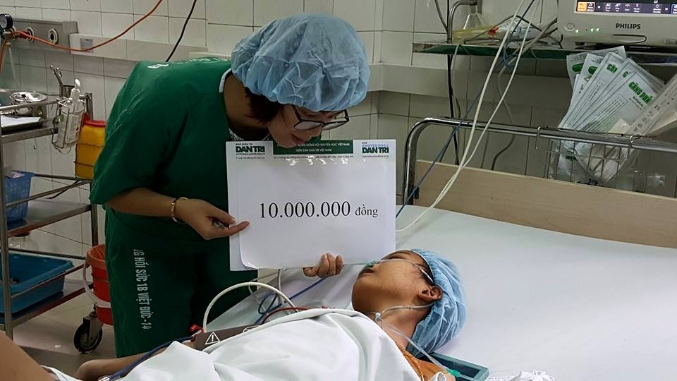 PV Dân trí trao số tiền 10 triệu đồng từ Quỹ Nhân ái đến bé Thanh Mai