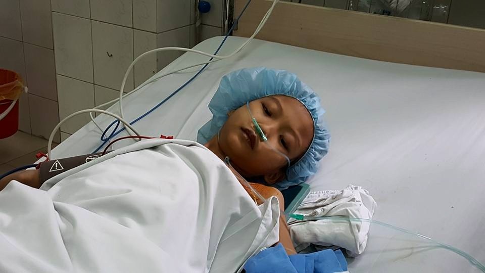 Bé Mai đang được điều trị hồi sức tích cực trước khi phẫu thuật