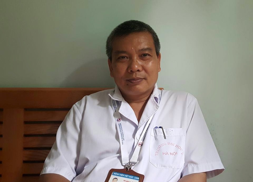 PV Dân trí trao số tiền 10 triệu đồng từ Quỹ Nhân ái đến bé Thanh Mai