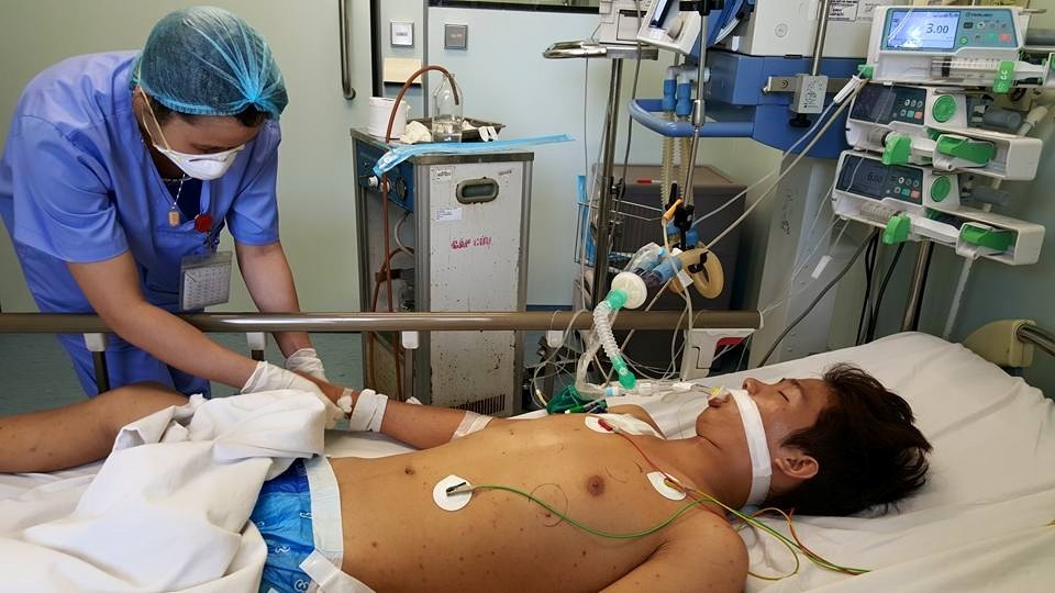 Một thanh niên 21 tuổi hôn mê vì mắc não mô cầu - 1 Bệnh nhân vẫn hôn mê sau 4 ngày nhập viện. Ảnh: T.C
