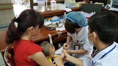 Nhiều trẻ bị cảm nhiệt vì nắng nóng - 1 Nắng nóng là tác nhân khiến nhiều trẻ em mắc các bệnh lý say nóng, sốt, viêm đường