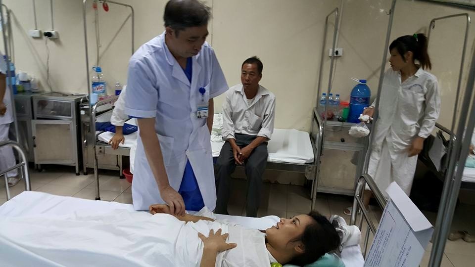 Bệnh nhân hoàn toàn tỉnh táo sau ca phẫu thuật lấy khối thai nằm ở vị trí hiểm. Ảnh: H.Hải