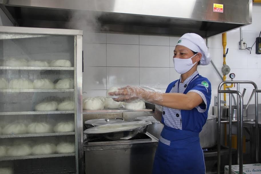 Nhiều vụ ngộ độc thực phẩm lớn do suất ăn giá quá rẻ - 1 Chế biến thức ăn tại bếp ăn tập thể Công ty Sam Sung (Thái Nguyên). Ảnh: D.T