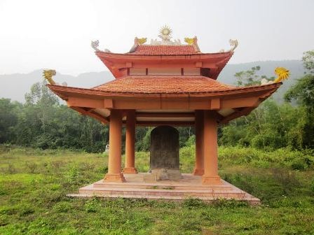 Ly cung nhà Hồ... kêu cứu! - 1 Tấm bia là giá trị duy nhất còn sót lại ở di tích Ly cung nhà Hồ