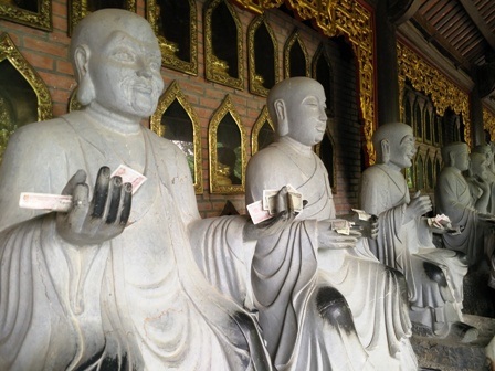 Tượng La Hán ở ngôi chùa lớn nhất Việt Nam bị khách sờ mòn, "ép" nhận tiền - 13 Các pho tượng bị du khách nhét tiền lẻ vào tay