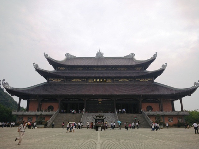 Điện tam thế nơi lưu giữ kỷ lục “Bộ tượng Tam Thế” bằng đồng lớn nhất 