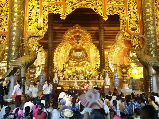 Điện tam thế nơi lưu giữ kỷ lục “Bộ tượng Tam Thế” bằng đồng lớn nhất 