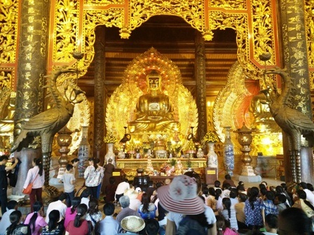 Tượng La Hán ở ngôi chùa lớn nhất Việt Nam bị khách sờ mòn, "ép" nhận tiền - 17 Không chỉ các pho tượng mà nhiều nơi khác trong chùa cũng bị du khách ném tiền lẻ.