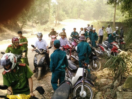 Công an, quân đội điều lực lượng cứu hàng chục ha rừng đang bốc cháy - 2 Chính quyền địa phương có mặt tại hiện trường sau khi nhận được tin báo