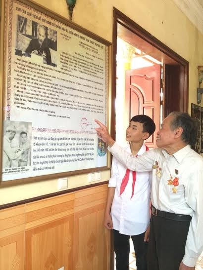Ông giáo làng Bùi Văn Hướng có gần 40 năm tham gia nghề dậy học