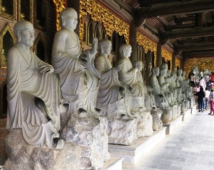 Tượng La Hán ở ngôi chùa lớn nhất Việt Nam bị khách sờ mòn, "ép" nhận tiền - 2 500 pho tượng La Hán tai đây được làm bằng đá xanh nguyên khối, cao hơn 2m, nặng khoảng 4 tấn