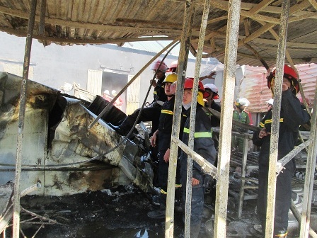 Đồ dùng, các thiết bị của nhà hàng bị lửa thiêu rụi hoàn toàn (Ảnh: Thái Bá)