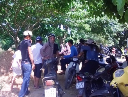 Phát hiện thi thể nam thanh niên phân hủy trên sông - 1 Nhiều người dân hiếu kỳ kéo đến xem sự việc