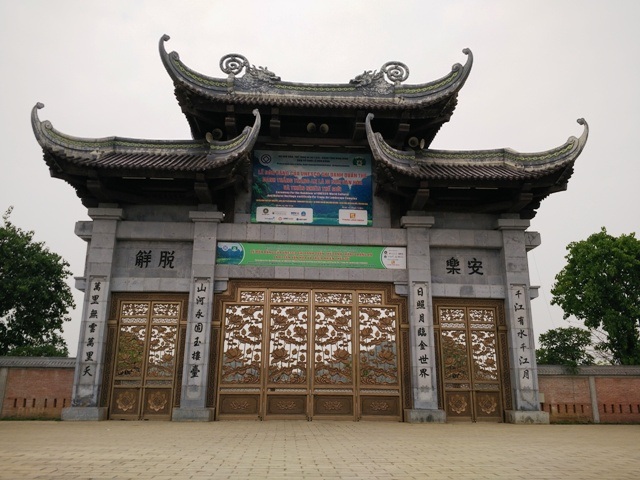 Cổng Tam quan ngoại của chùa Bái Đính được đặt dưới thung lũng cạnh một hồ nước lớn mênh mông