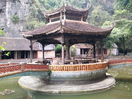 Thăm nhà "chị Dậu" ở... Ninh Bình - 13 Lầu Nghênh Tân như một búp sen trong hồ lớn ở làng Việt cổ