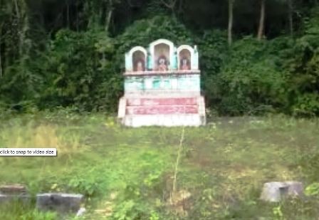 Miếu thờ được dựng sơ sài nằm giữa khu di tích