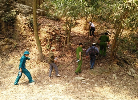 Công an, quân đội điều lực lượng cứu hàng chục ha rừng đang bốc cháy - 3 Lực lượng cứu hộ leo núi, tiếp cận hiện trường chữa cháy cứu rừng