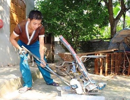 Chàng trai trẻ chế tạo ra máy cấy... không động cơ - 3 Anh Cường mày mò, sáng tạo để chiếc máy cấy của mình ngày càng hoàn thiện hơn