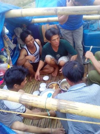 Nghề vớt “vàng trắng” trên biển - 4 Ăn uống, sinh hoạt chật trội trên chiếc bè nhỏ chưa đầy 10m2