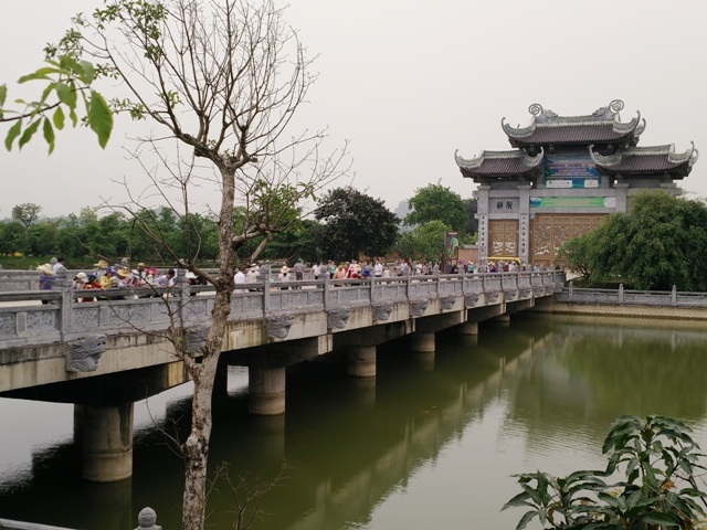Từ cổng Tam quan ngoại muốn vào khu chính của chùa phải đi qua cây cầu bắc qua hồ phóng sinh