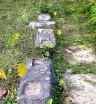 Những chân cột đá vương vãi khắp khu di tích nhưng không được quy hoạch gọn gàng